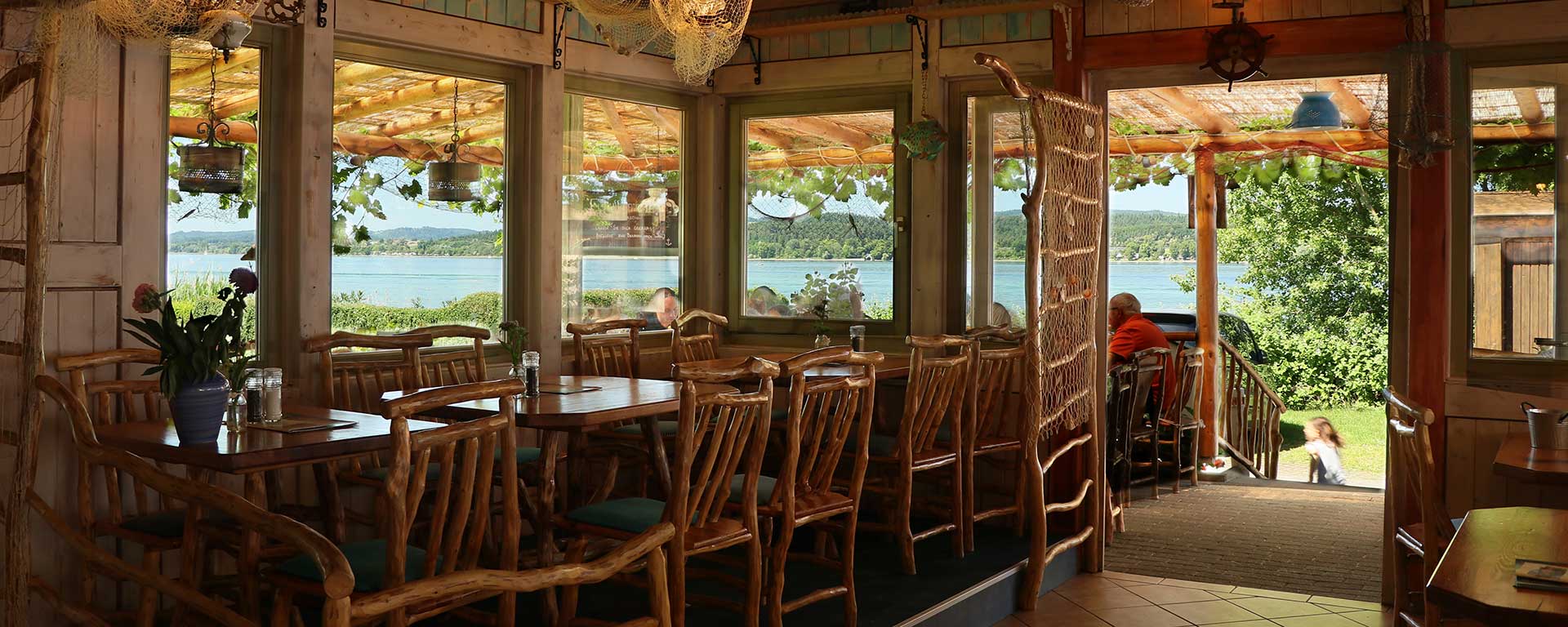 Das "Georg`s Fischerhütte" Fischrestaurant verfügt über einen Innenbereich und über eine Terrasse mit Seeblick.